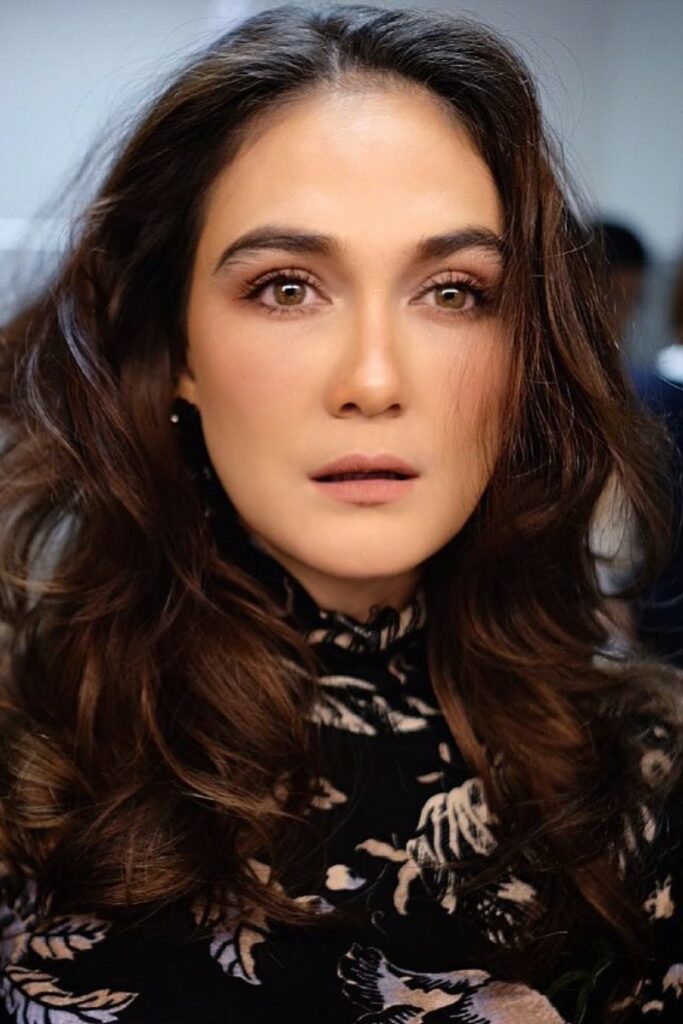 Protret Sensual Luna Maya Bibir Seksi