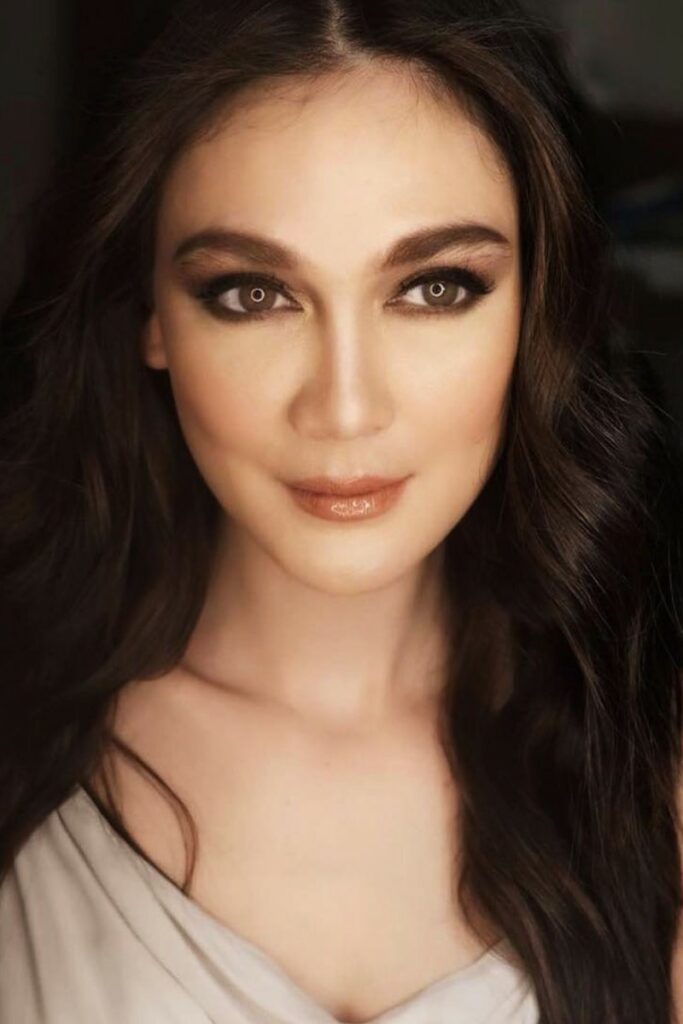Protret Sensual Luna Maya Mata Indah