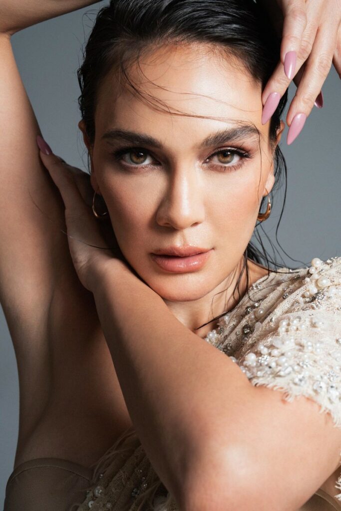 Protret Sensual Luna Maya Pose Menggoda