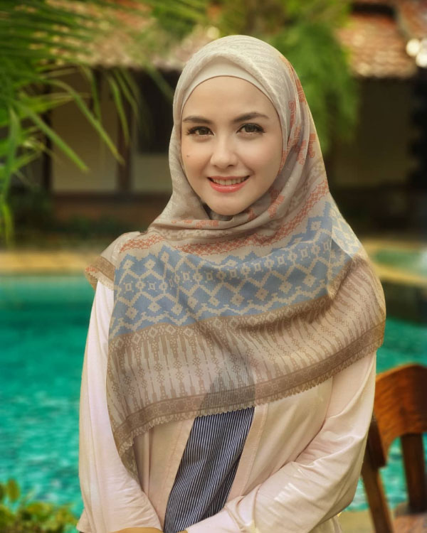 Revalina S Temat artis FTV cantik Pakai Hijab 
