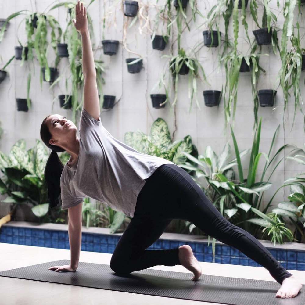 Alice Norin Legging Ketat Yoga di Dalam Kolam Belakang Renang