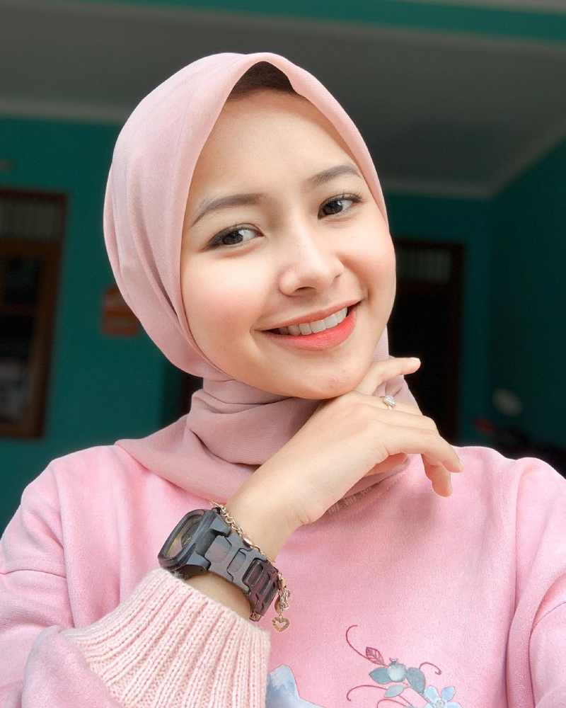Senyum manis cewek Imut Mahasiswi Selfie depan ruang tamu