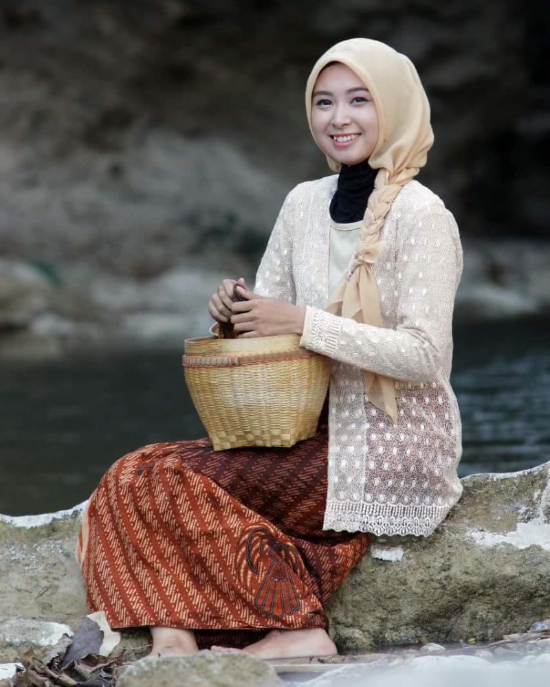 Cewek Manis Gadi Desa Di Pinggri Sungai pakai Hijab