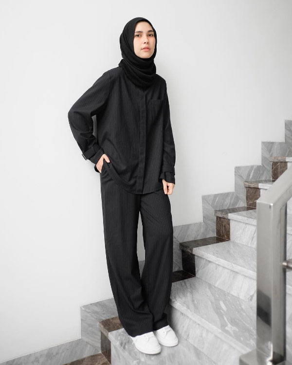 Jilbab Hitam dan Kemeja Hitam manis dan Celana Panjang hitam