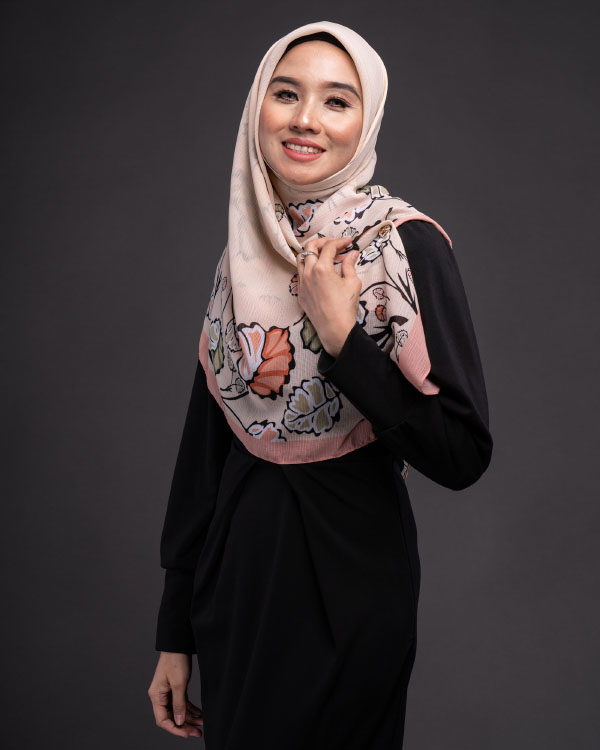 Baju warna hitam cocok dengan Jilbab Printing