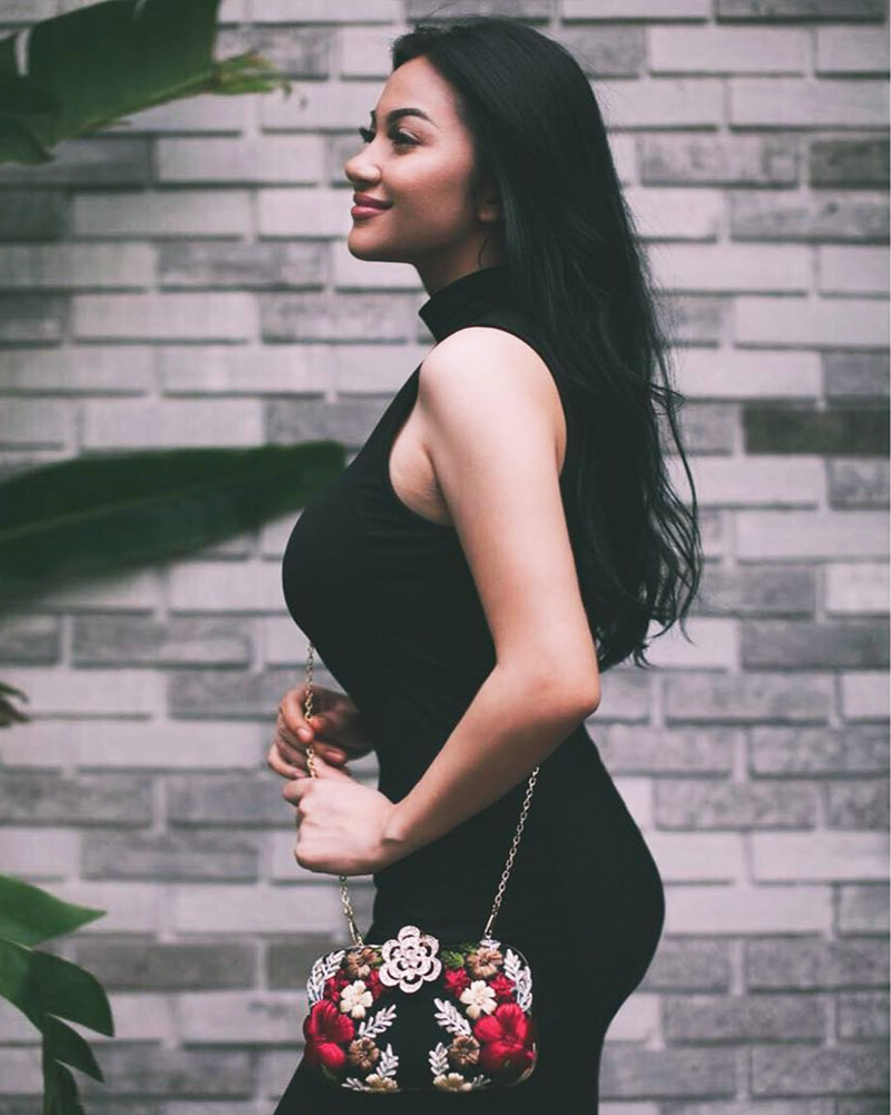 Foto seksi Ariel Tatum in Tight Black Dress