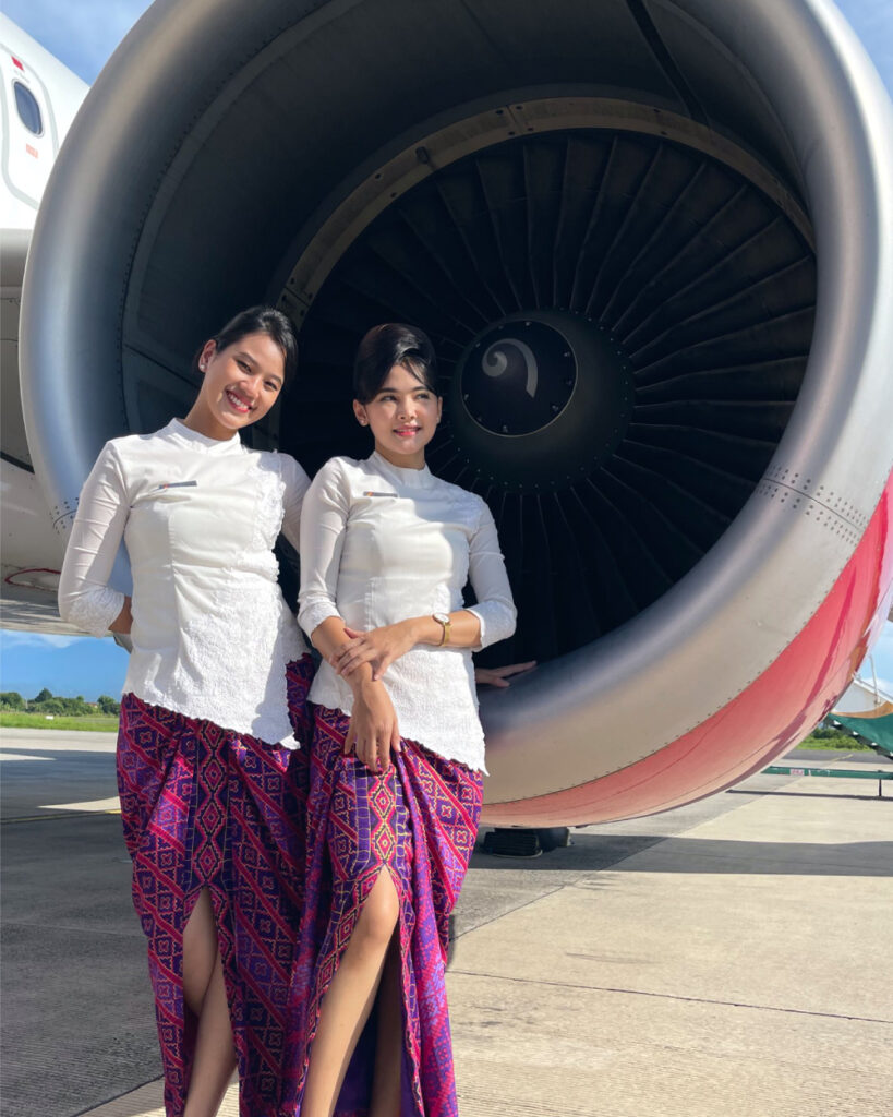 Paha Mulus Pramugari Lion Air depan MEsin Jet