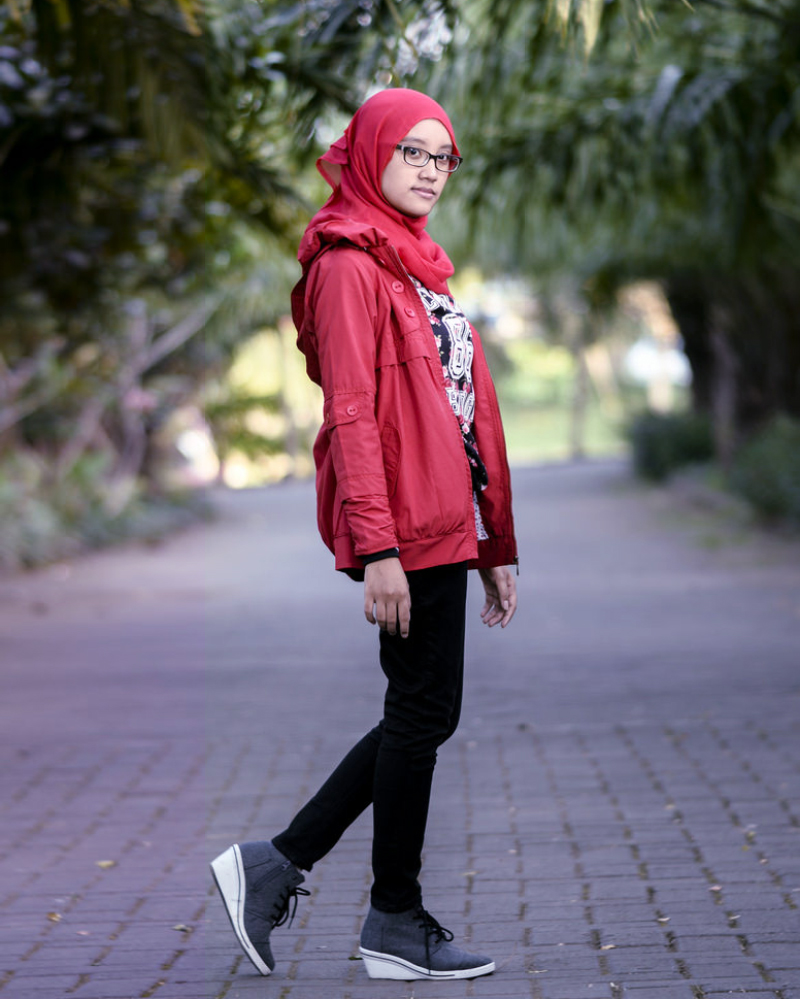 Cewek manis Pakai Hijab Merah dan skinny Jeans