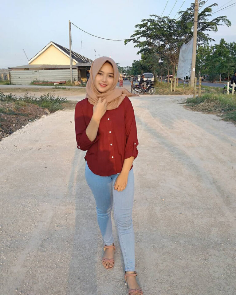 OOTD Hijab Dan Celana Jeans Pencil Buat Kamu Yang Suka Petualangan