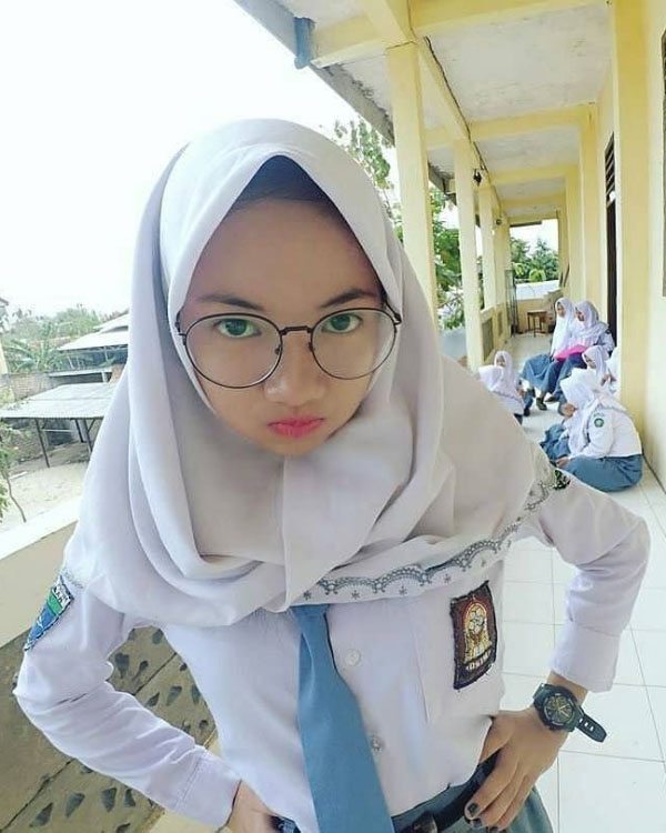 Siswi SMA hijab manis Cantik dan imut Kacamata 