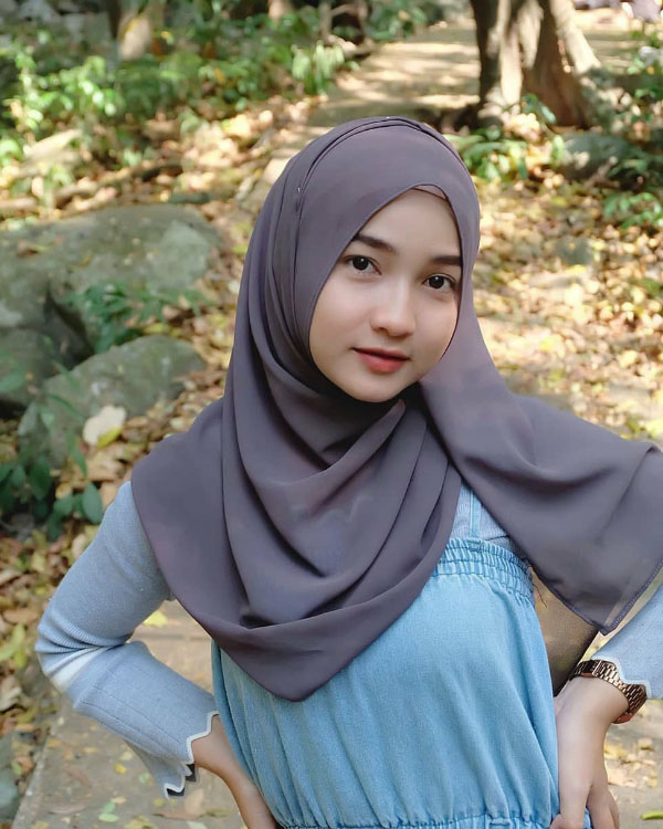 cewek manis pakai Hijab selfie di Hutan Sel