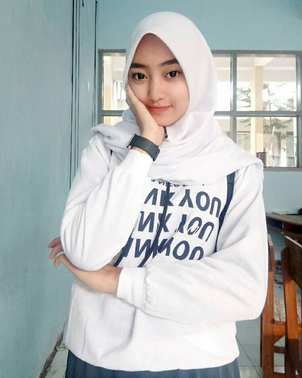Cewek Manis Remaja ABG pakai Hijab Bibir Tipis
