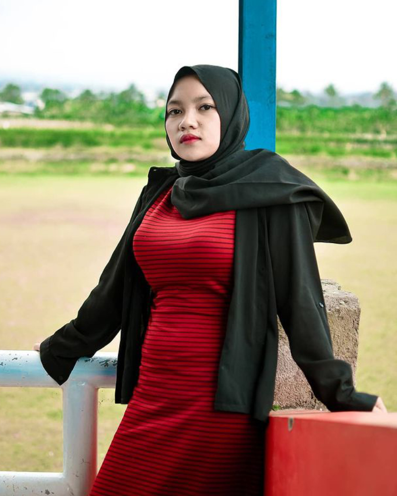 Gaya dan Pose Foto selbgram Hijab Seksi Muntakiyah