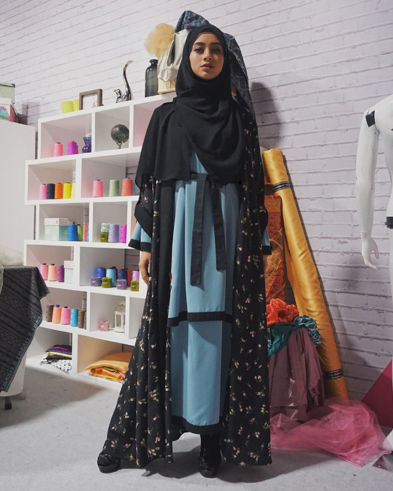 Astrini artis cantik dan manis pakai Hijab Gamis