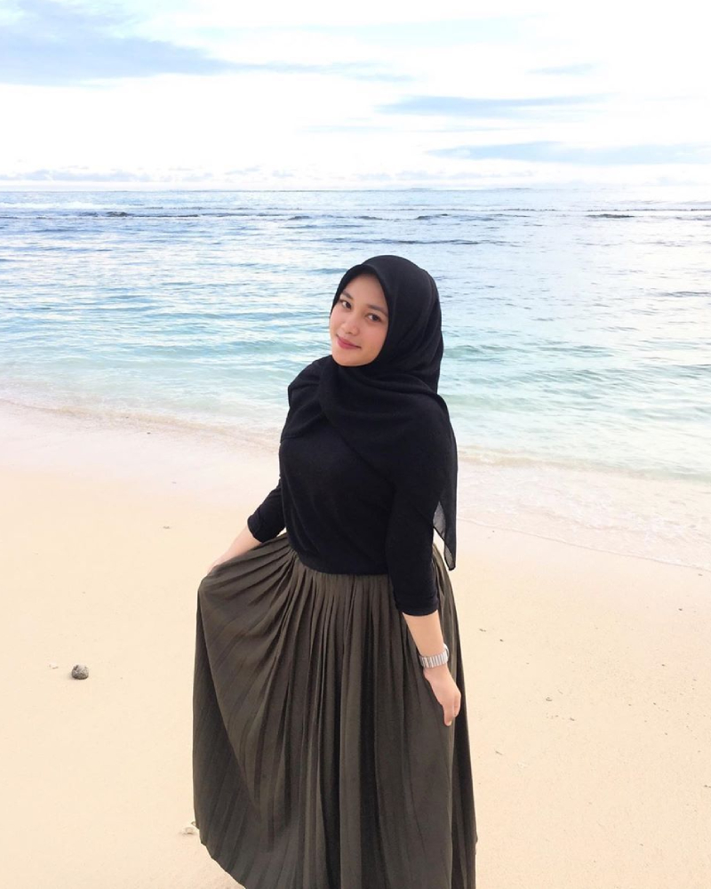 foto model hijab tema pantai rok manis