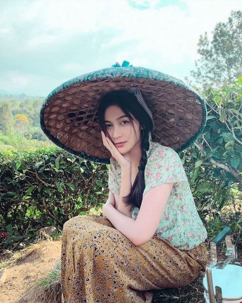 Topi caping manis dan photoshoot konsep gadi desa kembang kampung Denira Wiraguna