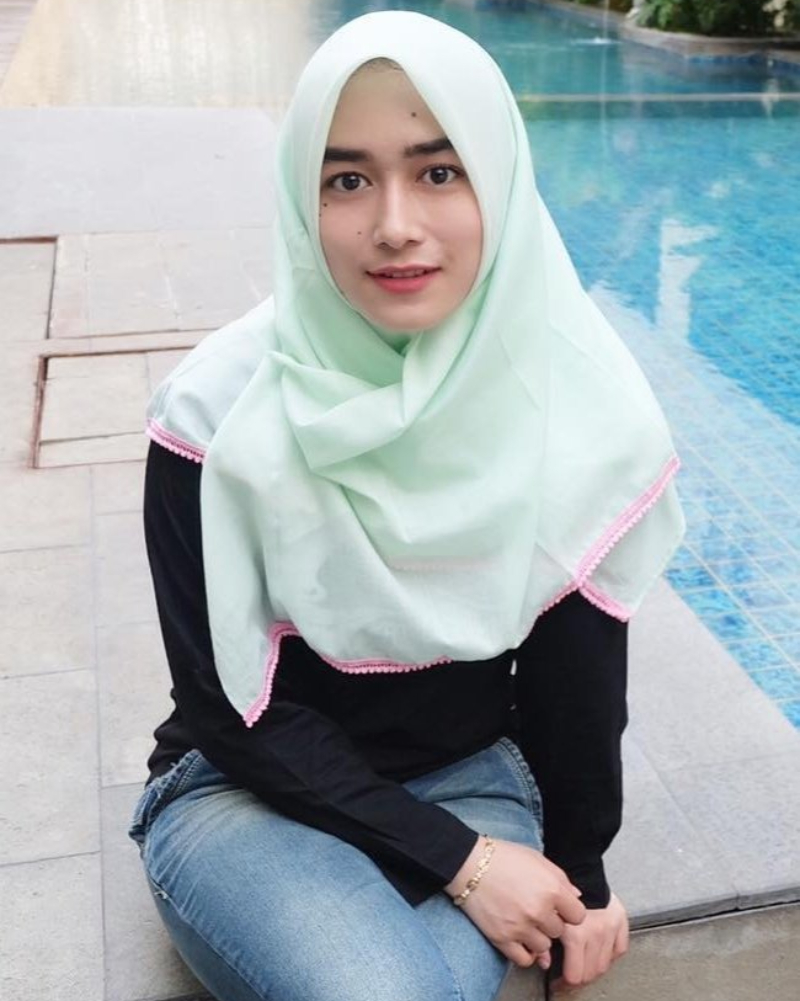Cewek hijab manis kumis tipis duduk dipinggir kolam renang