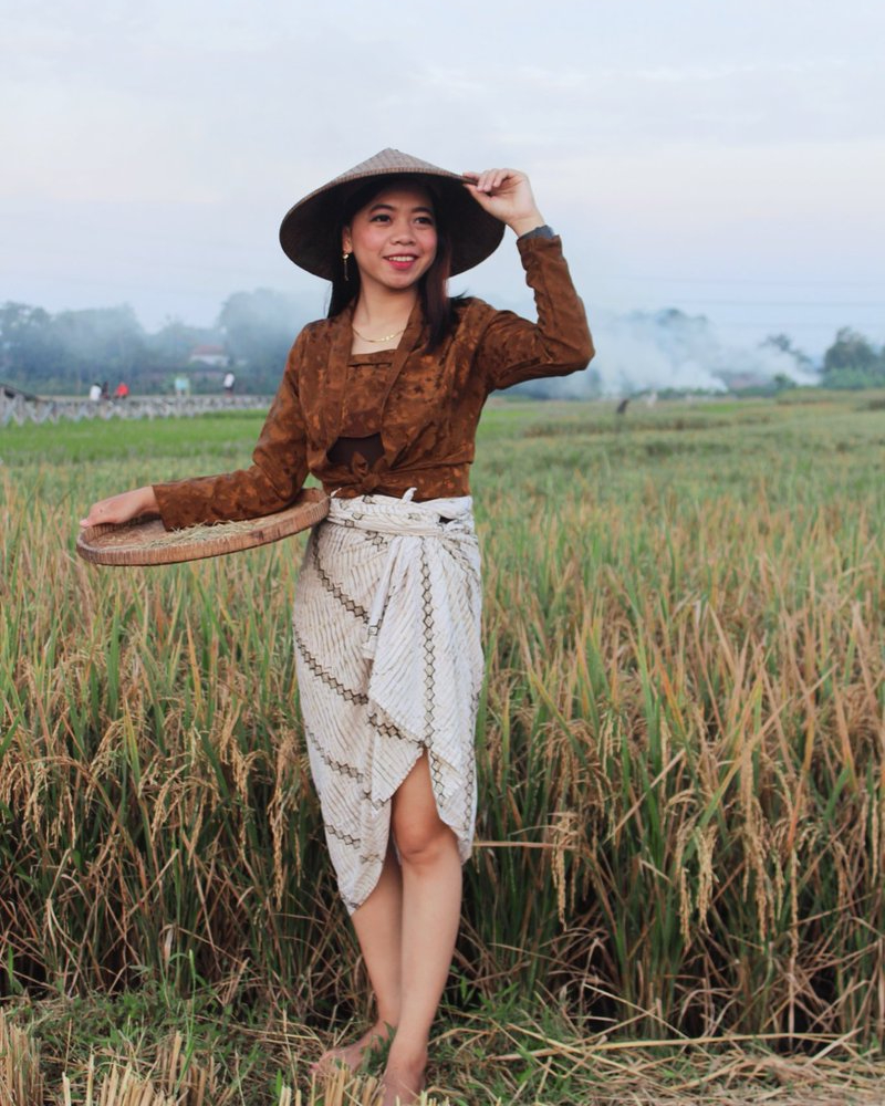 Foto model mahasiswi gadis desa pakai sarung dab baju batik pendek cantk dan imut