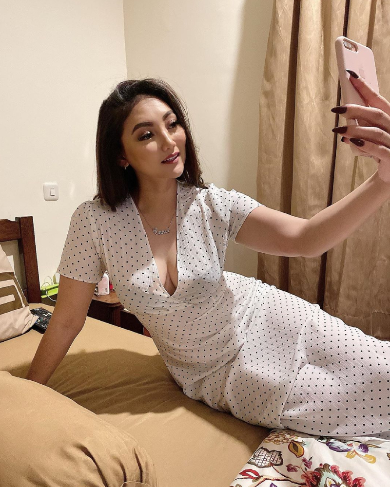 Selfie Sassha Carissa di atas ranjang pakai Daster Putih seksi