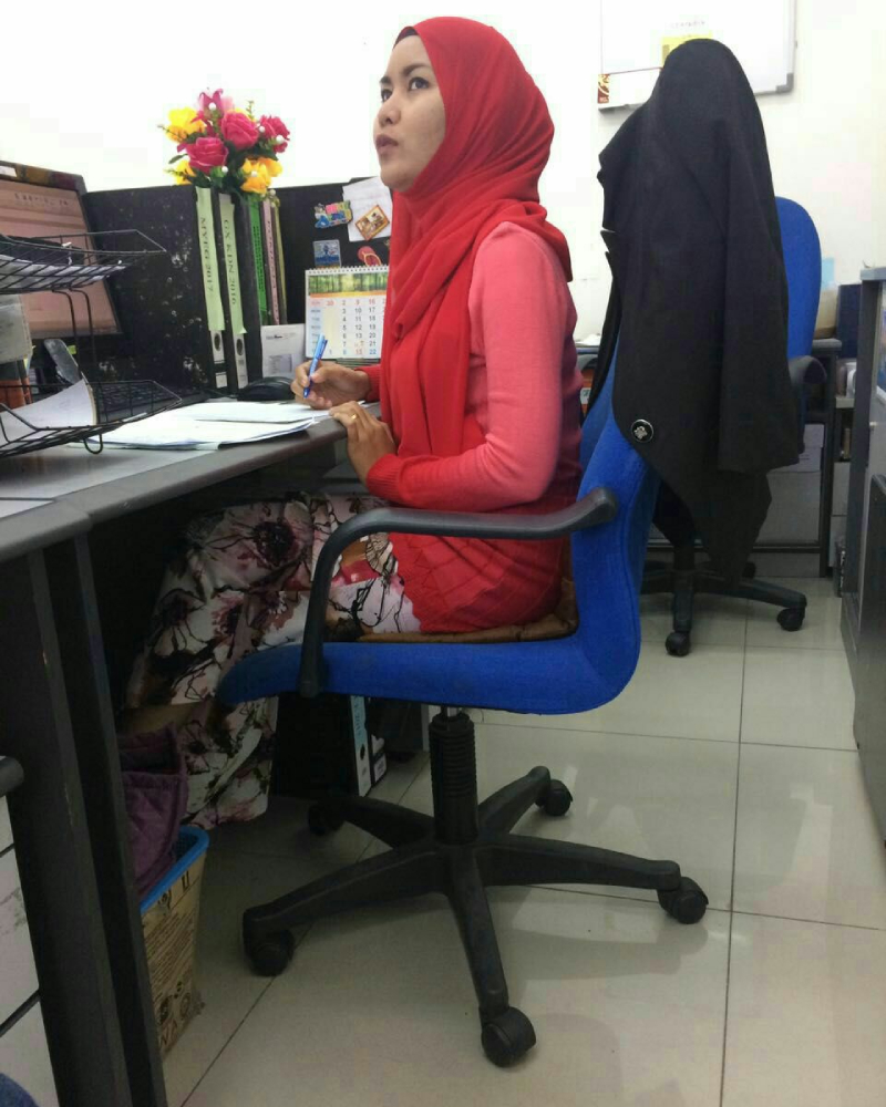 Karyawati Cantik pakai Sarung batik dan Hijab Ke kantor suka selingkuh dengan atasan