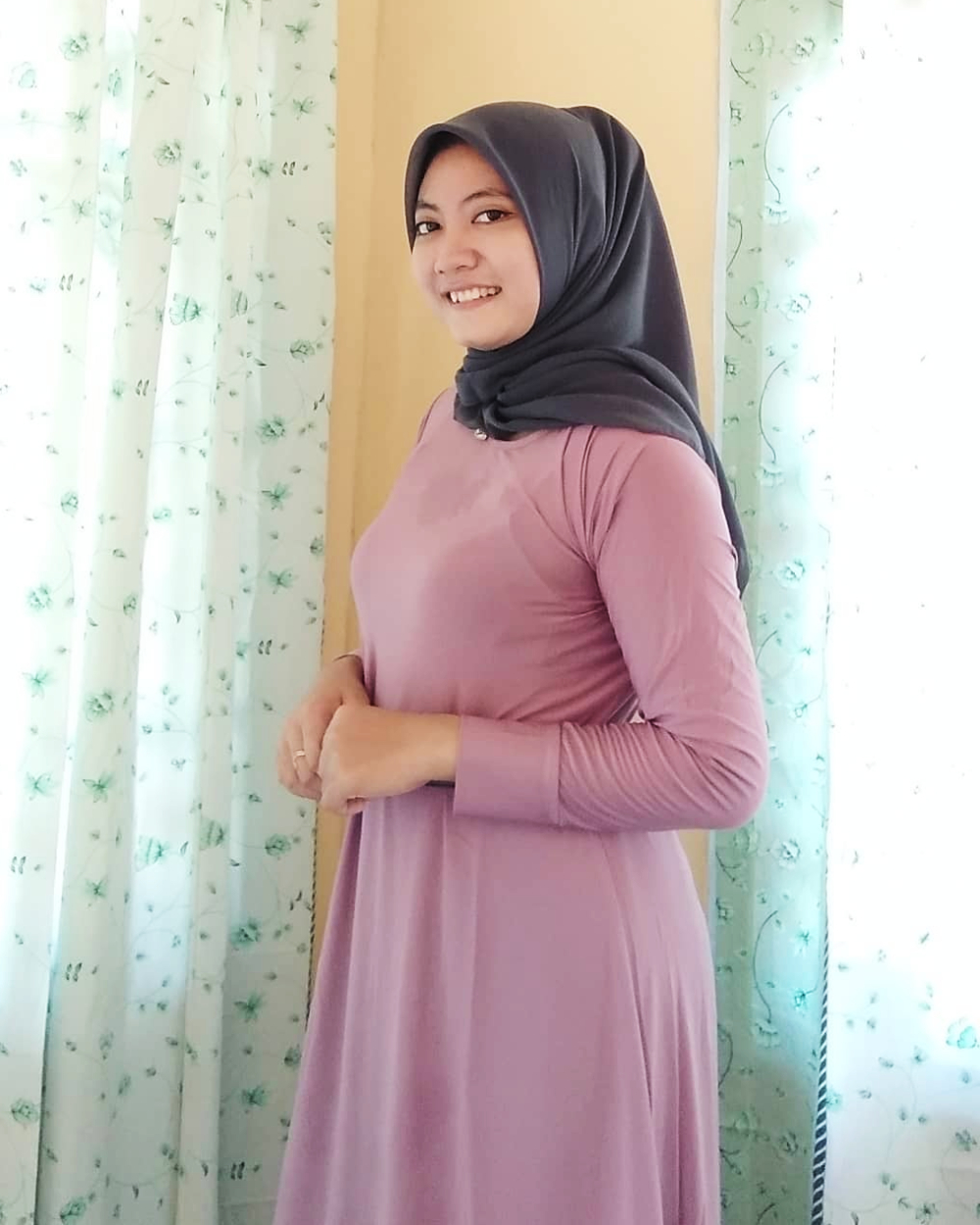 OOTD Lebaran Gamis Hijab Putri Agustin Mahasiswi Jurusan Fisika Universitas Riau Seksi Gamis Pink Semok