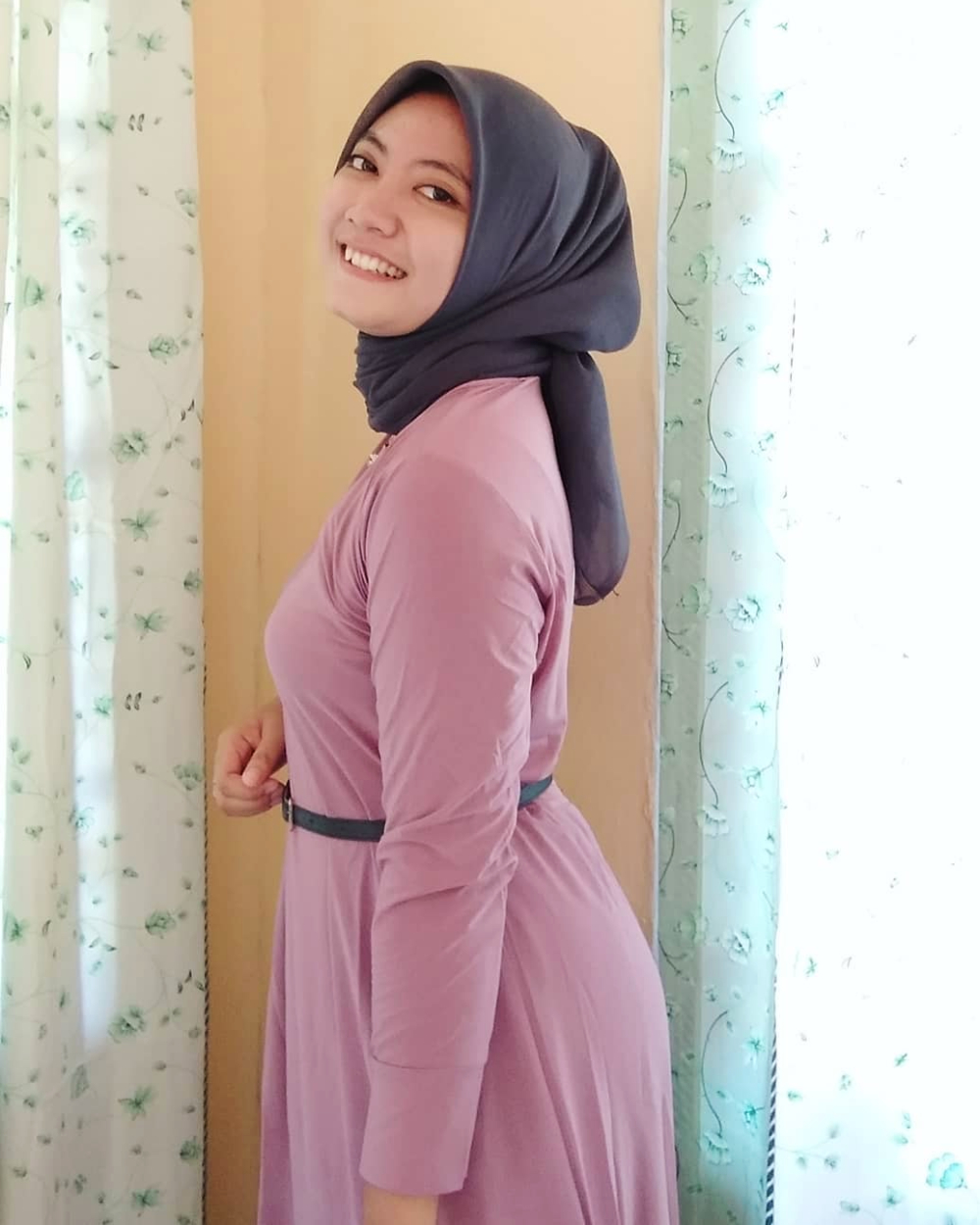 OOTD Lebaran Gamis Hijab Putri Agustin Mahasiswi Jurusan Fisika Universitas Riau Semok tapi dada rata Hijab Hitam