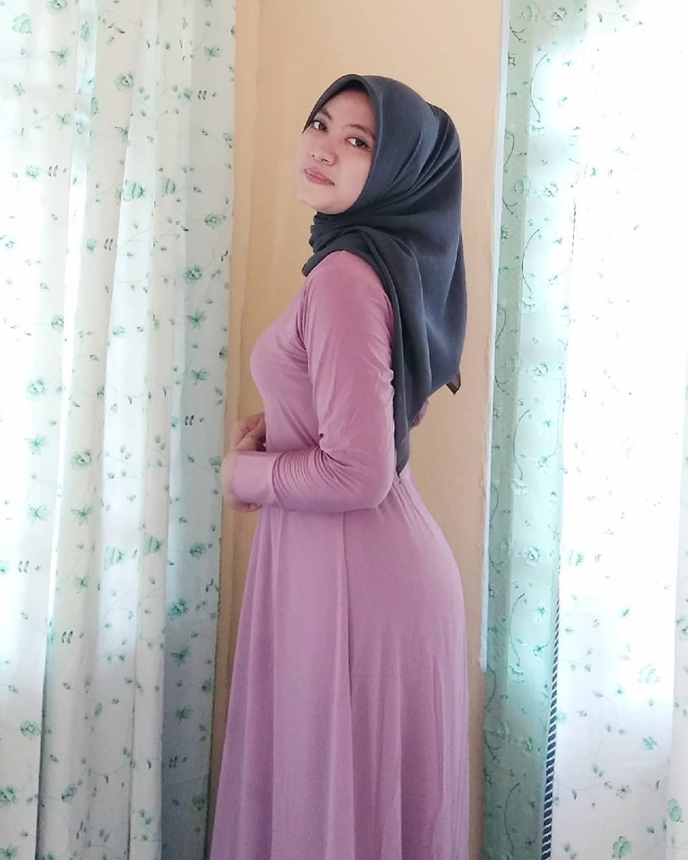 OOTD Lebaran Gamis Hijab Putri Agustin Mahasiswi Jurusan Fisika Universitas Riau
