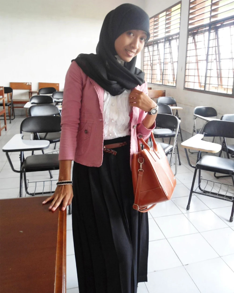 OOTD Mahasiswi Cantik Rok rempel Hitam Baju Putih Seragam Microteaching hitam