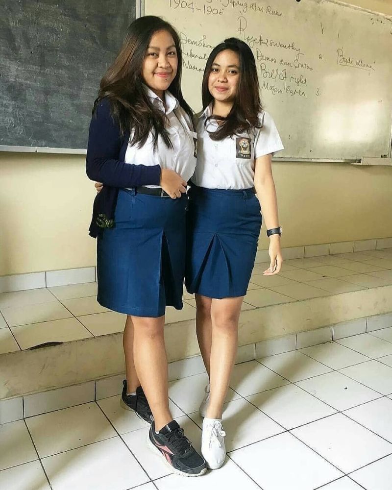 Rok Mini Seragam Siswi SMP seksi rok Biru selfie di kelas