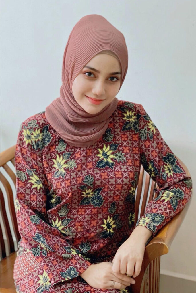 CEwek Hijab manis pakai Batik