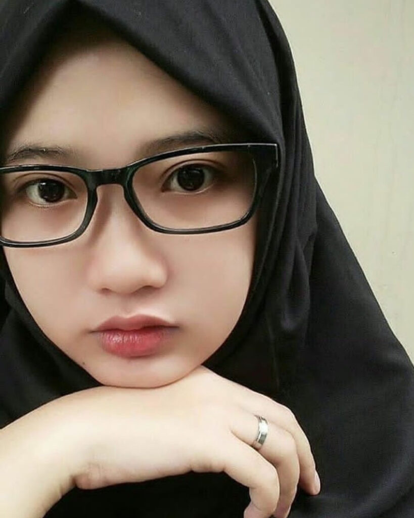 Cewek Hijab Hitam nais Selfie pakai kacamata