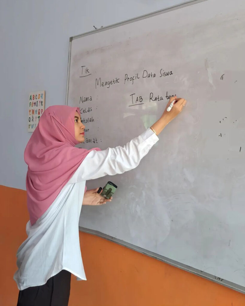 Cewek Manus Ayu Paras Cantik Ngajar TIK di kelas Jilbab Pink