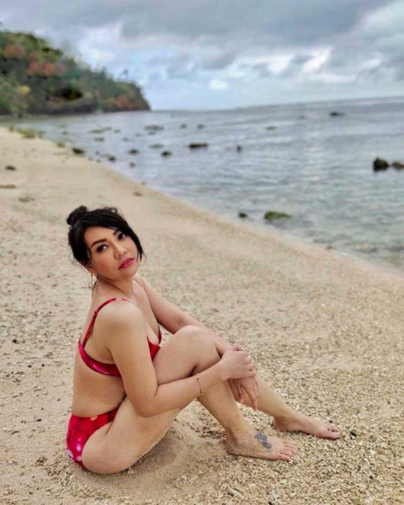 Foto Seksi Tessa Kaunang Bikini merah di pinggir pantai seksi dan manis