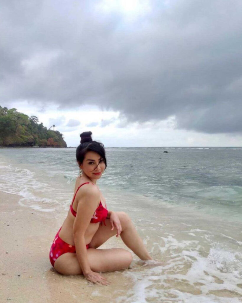 Foto Seksi Tessa Kaunang bikini merah (1)