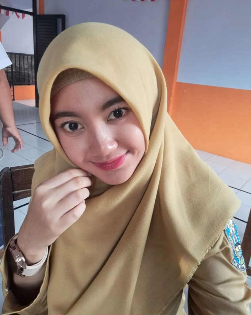 Guru Honorer TIK Cantik Baju Keki PNS Jilbab manis Selfie di dalam kelas