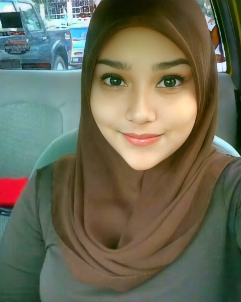 Mata Indah dan alis cantik tebal cewek IGO selfie Muslimah di dalam mobil