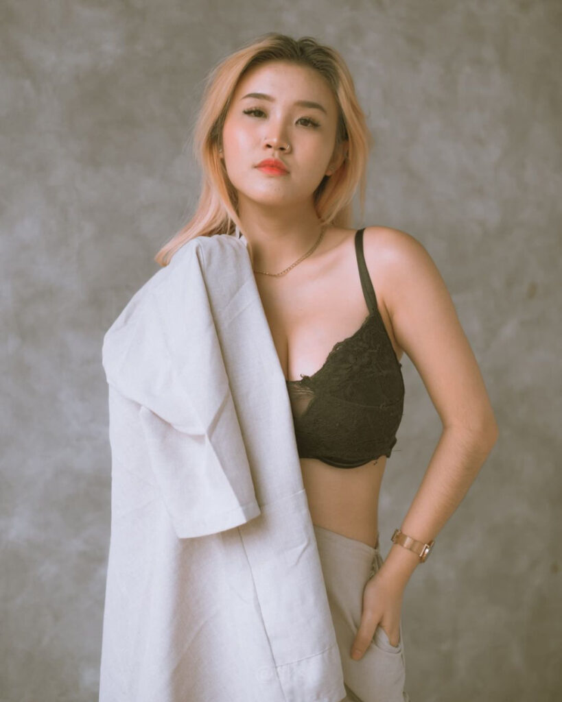 Photoshoot Anastasya Kosasih Seksi Buka Baju