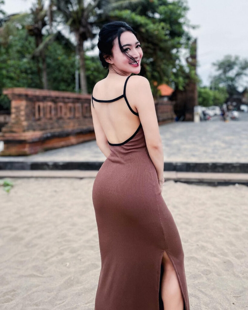 Back pose seksi Wika Salim Pamer Punggung Putih Mulus