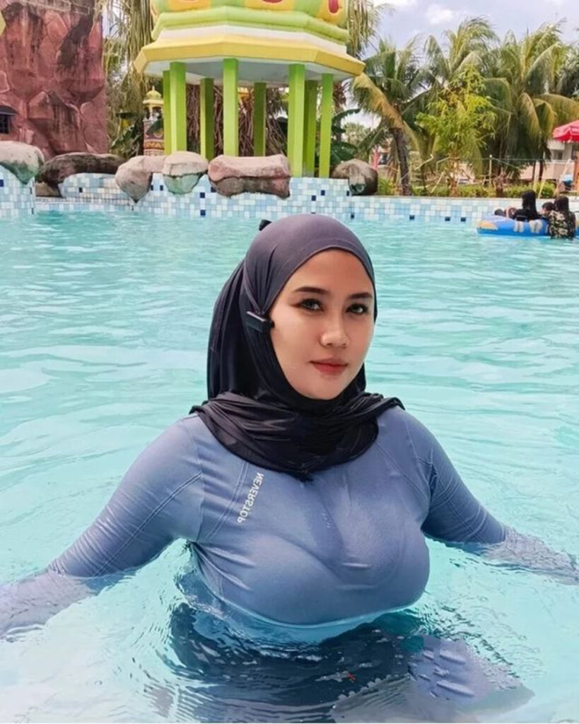 Bunda Keisha Hot Mom Hijab Manis basah di Kolam renang