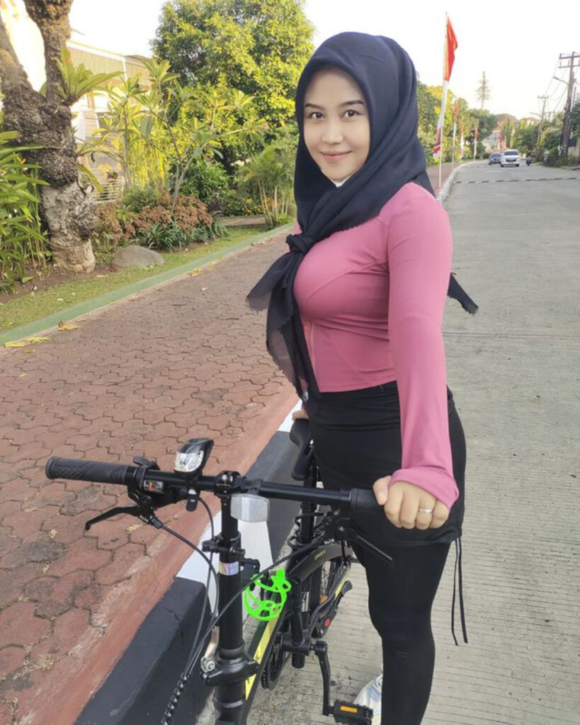 Bunda Keisha Hot Mom Hijab OOTD Naik sepeda dengan Legging dan Rok Mini
