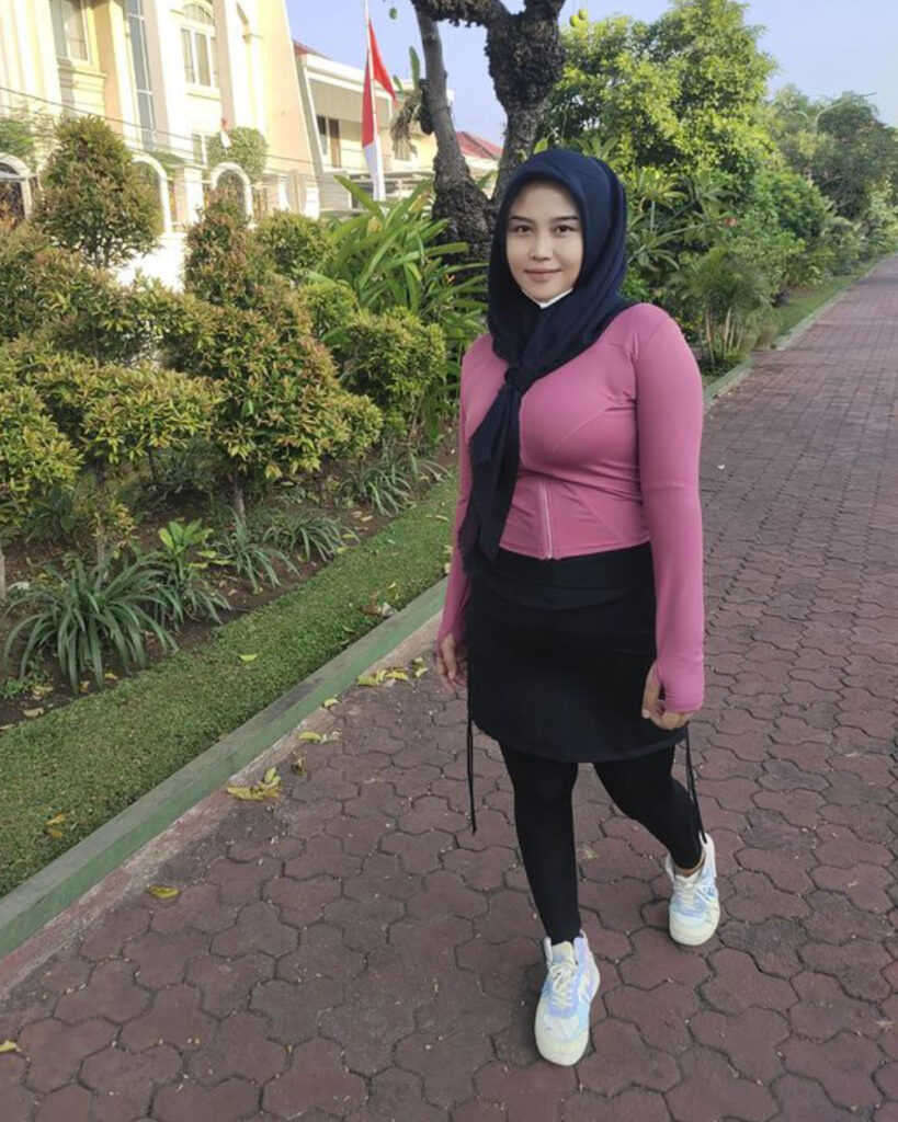Bunda Keisha Hot Mom Hijab Rok Mini dan Legging