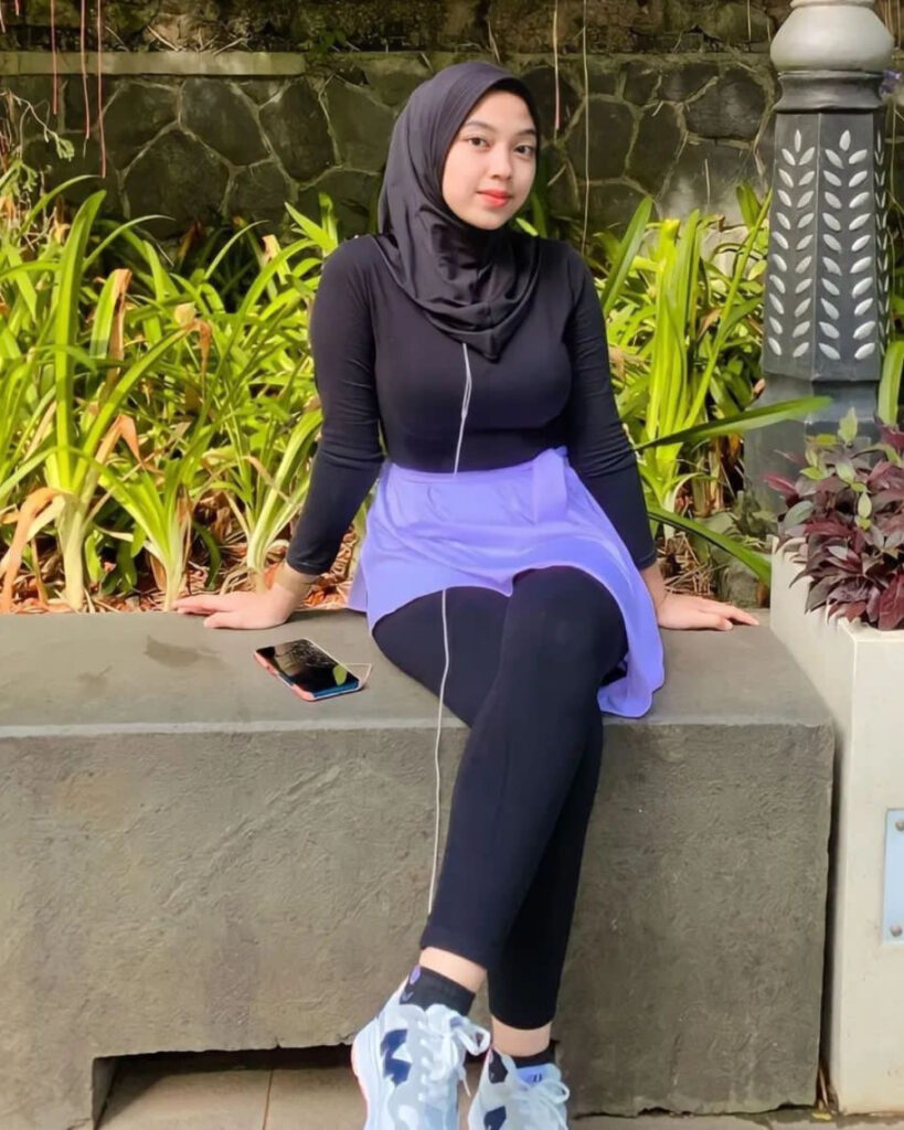 Cewek Hijab DAda Besar pakai Manset dan ROk Mini ketat
