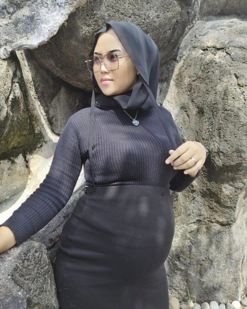 Foto Bunda Keisha Hamil Hot mom Bumil liburan dengan gaun hitam