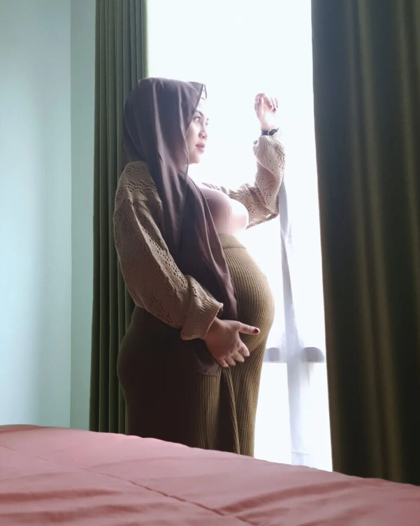 Foto Bunda Keisha Hamil Hot mom Liburan di Hotel Bumil selebgram hijab