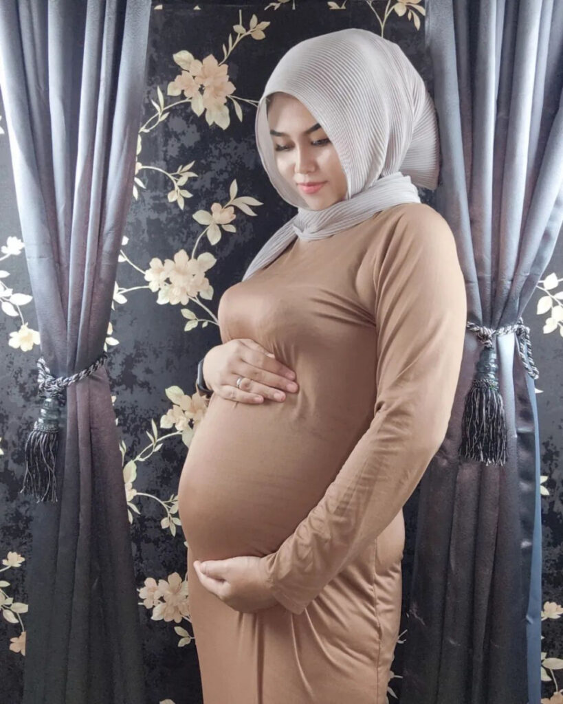Foto Bunda Keisha Hamil Hot mom Maternity Hijab manis pegang perut