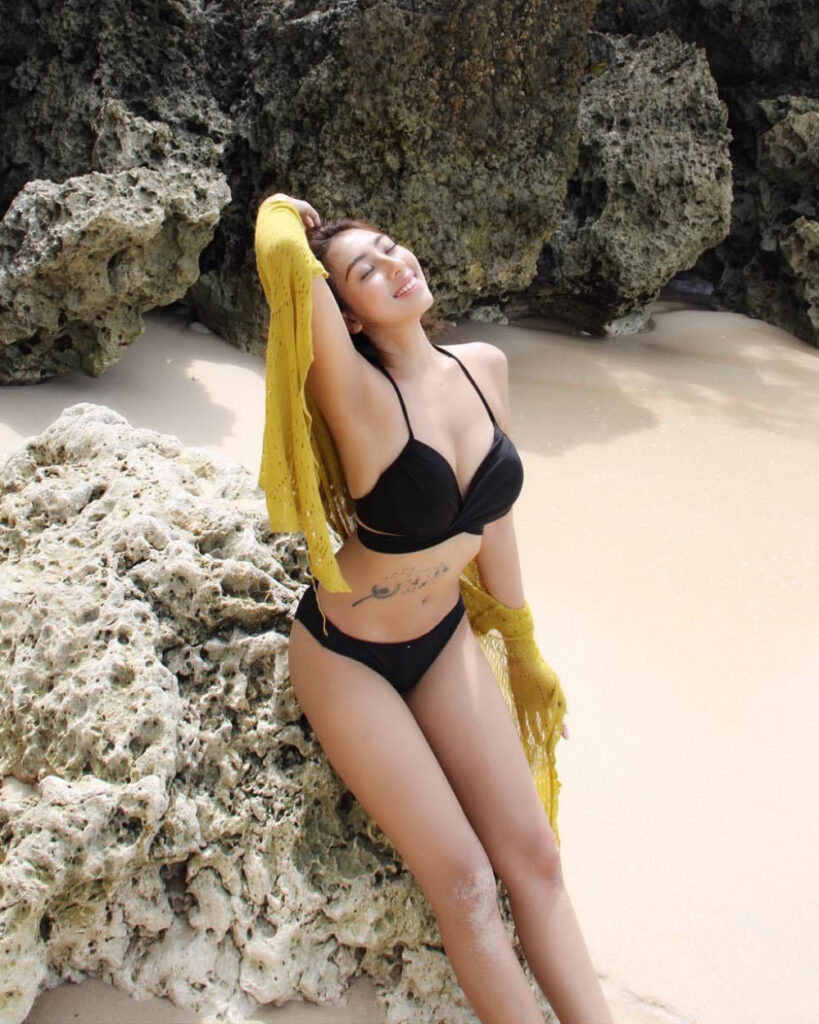 Foto Seksi Angela Lorenza Berjemur dengan Bikini Hitam di pantai