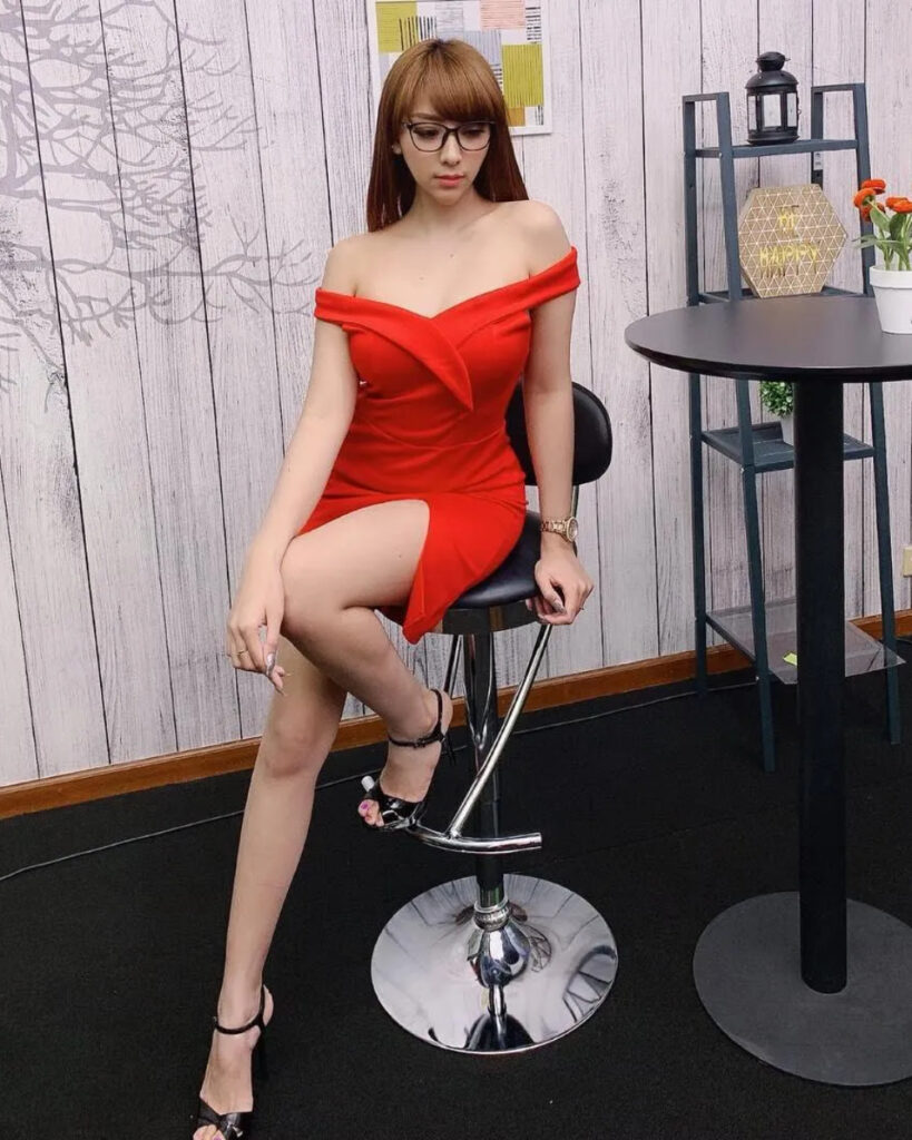 Foto Seksi Angela Lorenza Kaki jenjang indah red dress mempesona