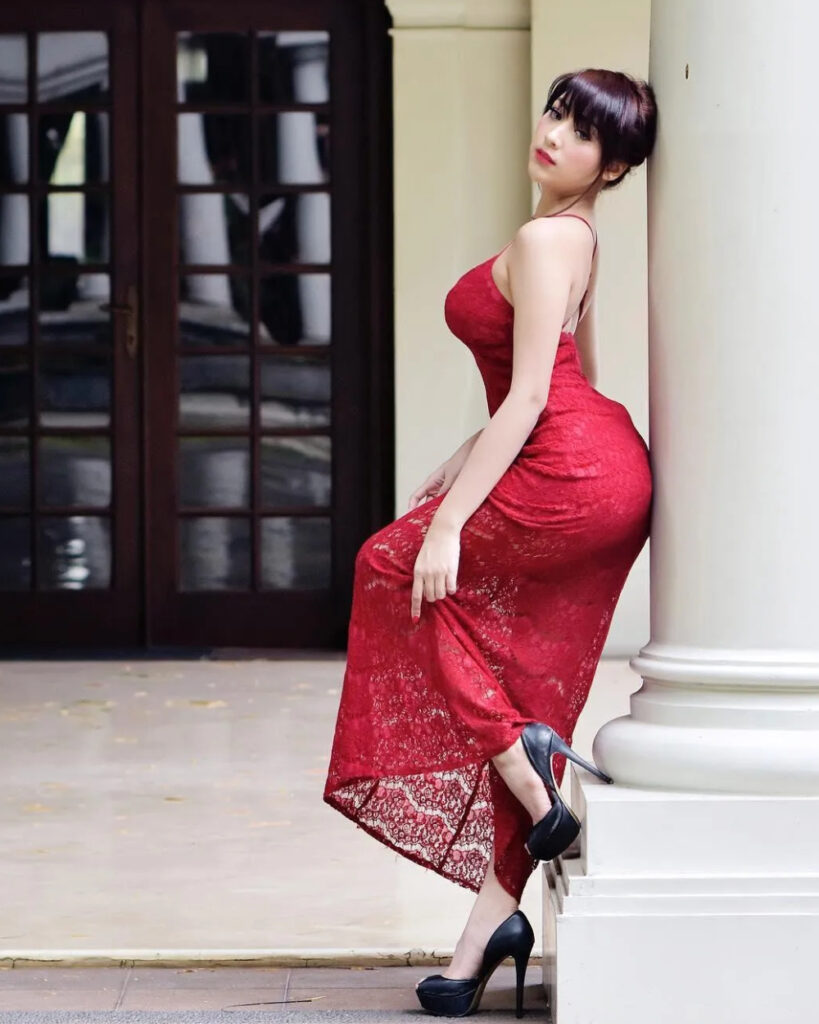 Foto Seksi Angela Lorenza Red Dress pose melengkung seksi