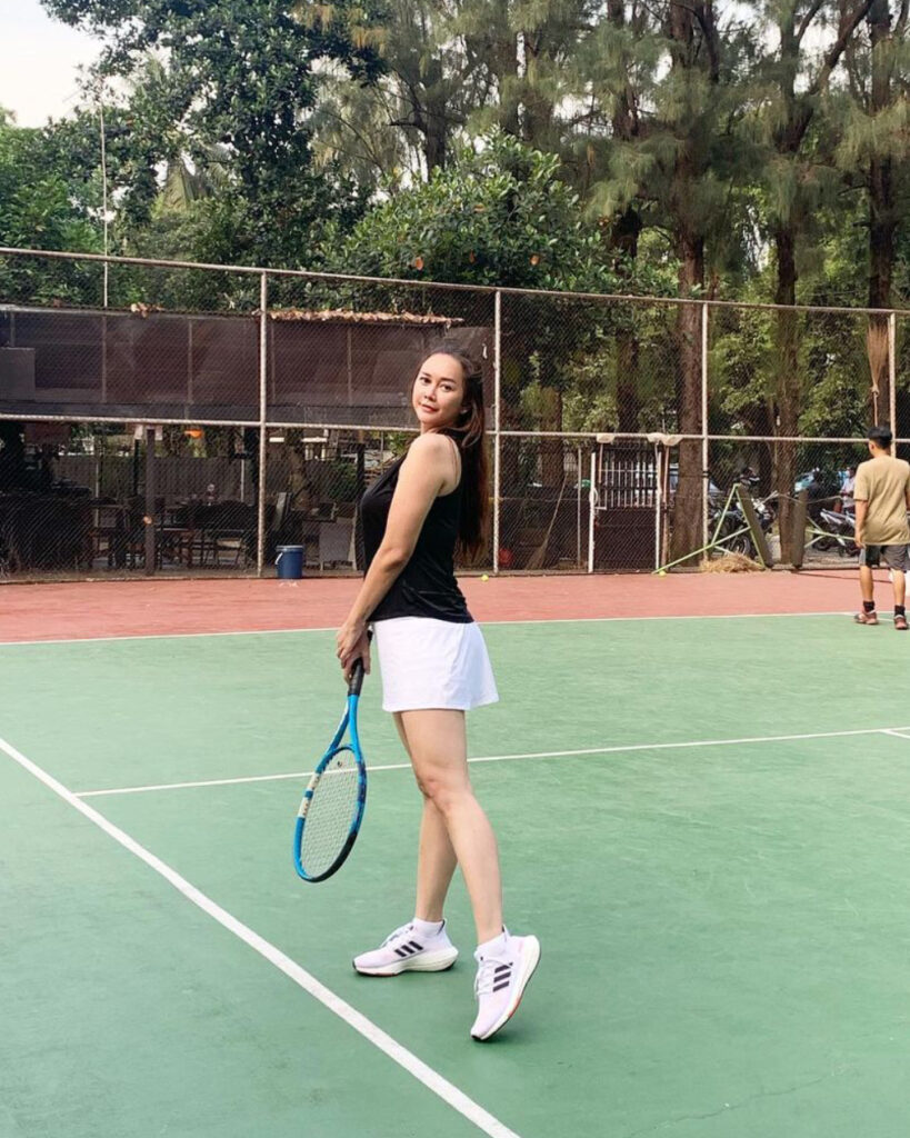 Foto Seksi Aura Kasih Paha Mulus main tenis rok mini putih