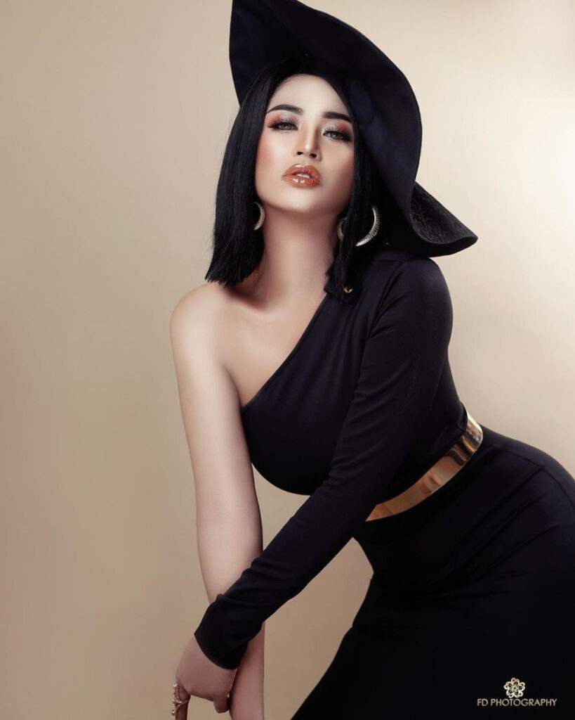 Foto Seksi Dewi Perssik Photoshoot elegan Asimetris Dress Dada mulus